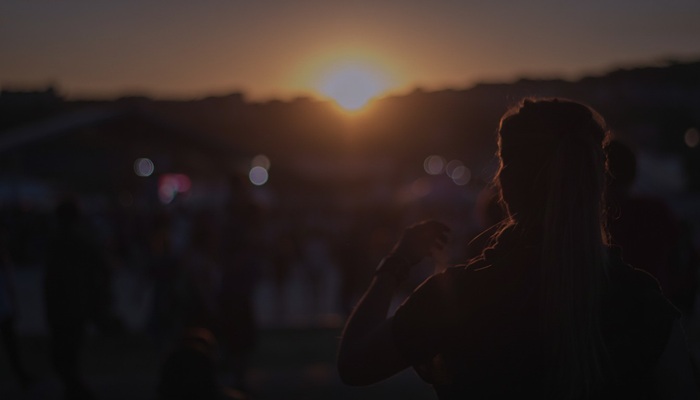 Dim background light